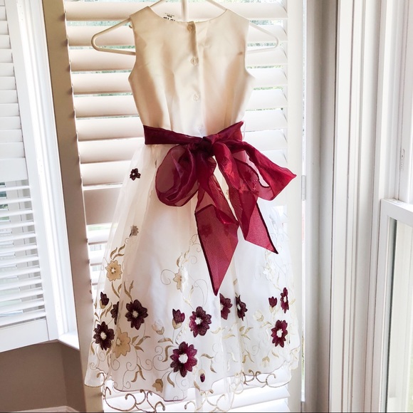 NWOT Beautiful Embroidered Flower Girl Dress Sz 6 - Picture 3 of 4